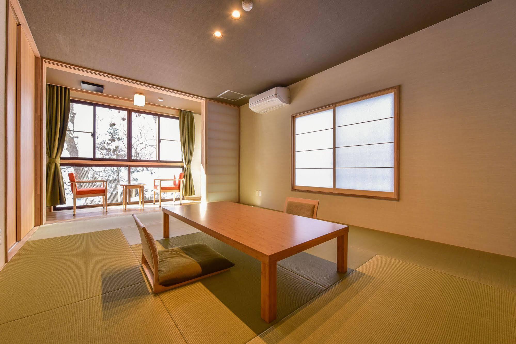 ホテル ひなたみ館 中之条町 エクステリア 写真